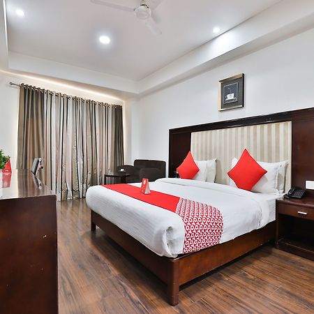 Oyo 4938 Hotel Dev Aadi アーメダバード エクステリア 写真